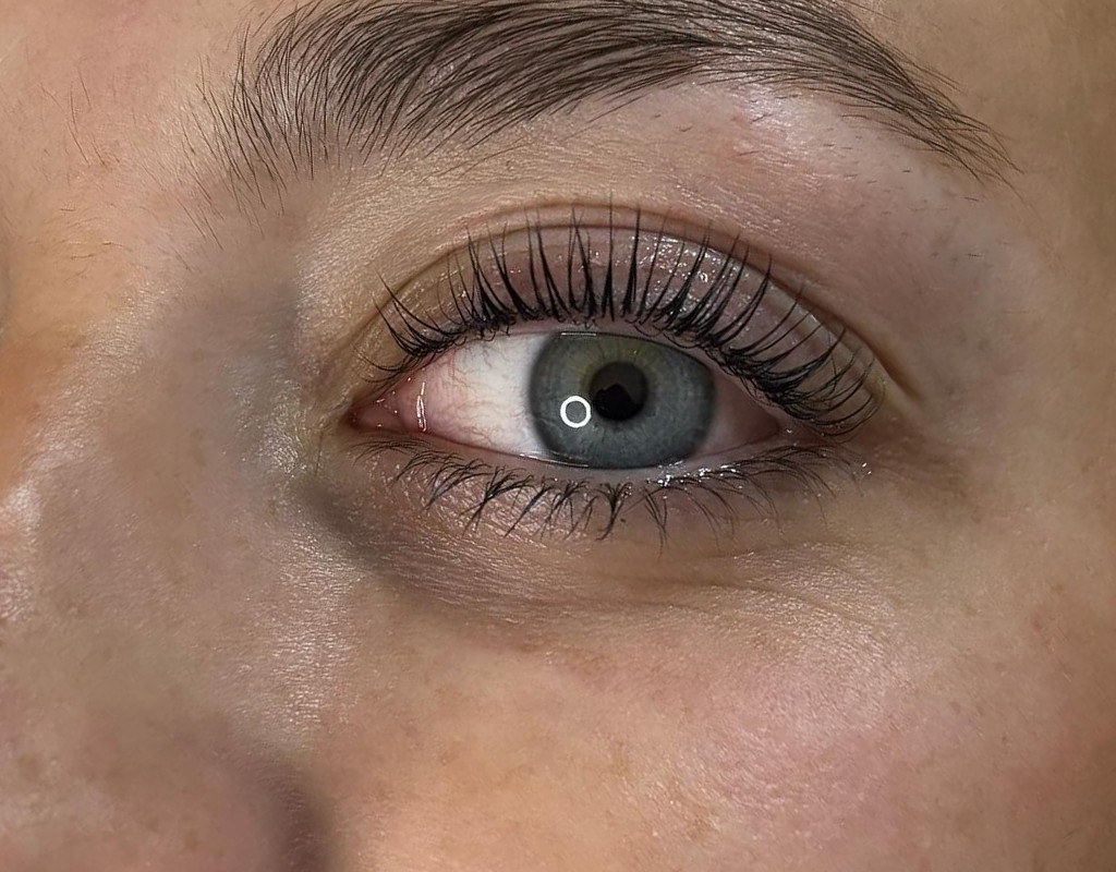 Close-up van een oog met gekrulde wimpers na een lashlift